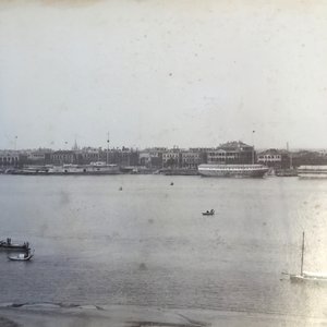 Een album met negen zilver gelatine albumine foto's, w.o. de Bund in Shanghai, gedat. 1899 — foto 10