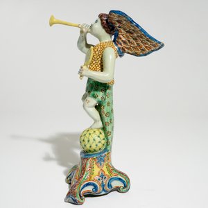 Een allegorische polychrome bazuinende engel in Delftse stijl, wellicht Frans, 19e eeuw — foto 3