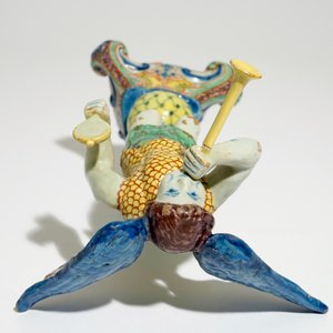 Een allegorische polychrome bazuinende engel in Delftse stijl, wellicht Frans, 19e eeuw — foto 6