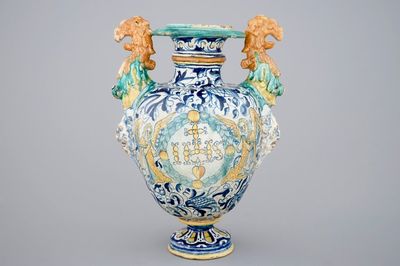 Een altaarvaas met a foglie decor en IHS-paneel in Antwerpse majolica, 16e eeuw