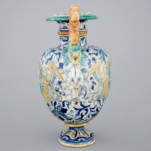 Een altaarvaas met a foglie decor en IHS-paneel in Antwerpse majolica, 16e eeuw — foto 2