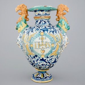 Een altaarvaas met a foglie decor en IHS-paneel in Antwerpse majolica, 16e eeuw — foto 3