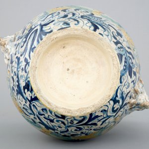 Een altaarvaas met a foglie decor en IHS-paneel in Antwerpse majolica, 16e eeuw — foto 6