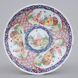 Een Amsterdams bont beschilderd Delfts bord met chinoiserie decor, 18e eeuw — foto 1