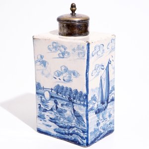 Een Amsterdamse Delfts aardewerken jeneverfles of theebus met zilveren dop, ca. 1720 — foto 2
