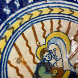 Een Antwerpse majolica schotel met Madonna met Kind, 16e eeuw — foto 5