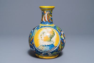 Een apothekersfles in Italiaanse majolica, Venetië, 2e helft 16e eeuw