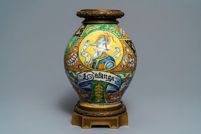 Een apothekerspot met fijn portret in Italiaanse majolica met bronzen montuur, Faenza, 16e eeuw