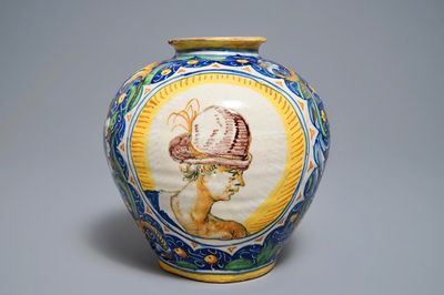Een apothekerspot of 'vaso a palla' in Italiaanse majolica, Venetië, 2e helft 16e eeuw
