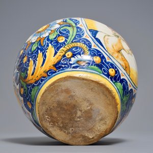 Een apothekerspot of 'vaso a palla' in Italiaanse majolica, Venetië, 2e helft 16e eeuw — foto 6