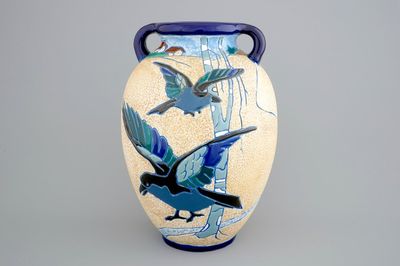Een art deco vaas met vogels, Amphora, Tsjechië, begin 20e eeuw