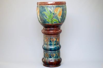 Een art nouveau cache-pot op sokkel in Vlaams aardewerk, vroeg 20e eeuw