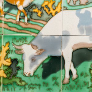 Een Art Nouveau tegeltableau met een boerin en haar koeien in een wei, Gilliot & Cie., Hemiksem — foto 3