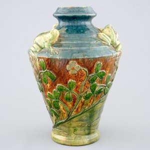 Een Art Nouveau vaas in Vaams aardewerk met kikkers, gesigneerd MP voor Maes, Torhout, 20e eeuw — foto 1