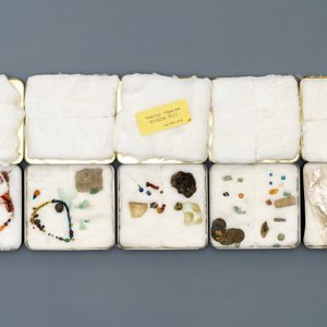 Een belangrijke archeologische collectie van o.a. glazen kralen en fragmenten met documentatie, Thailand en Vietnam — foto 6