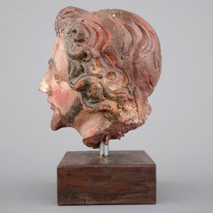 Een beschilderd terra cotta hoofd van een heilige, wellicht Duits, 18e eeuw — foto 2