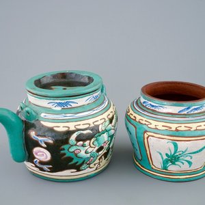 Een beschilderde Chinese Yixing steengoed theepot en voorraadpot, 19e eeuw — foto 1