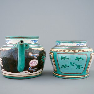 Een beschilderde Chinese Yixing steengoed theepot en voorraadpot, 19e eeuw — foto 2