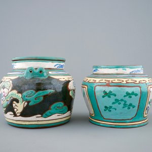 Een beschilderde Chinese Yixing steengoed theepot en voorraadpot, 19e eeuw — foto 4