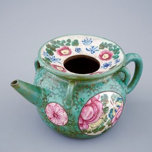 Een beschilderde Chinese Yixing steengoed theepot met deksel, 19e eeuw — foto 1