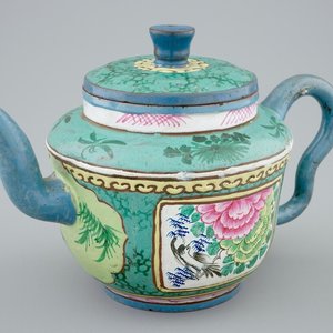 Een beschilderde Chinese Yixing steengoed theepot met deksel, 19e eeuw — foto 1