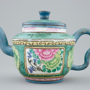 Een beschilderde Chinese Yixing steengoed theepot met deksel, 19e eeuw — foto 2