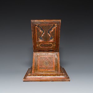 Een beschilderde en gelakte houten koranstandaard en een dekseldoos, Qajar, Perzië, 19e eeuw — foto 5