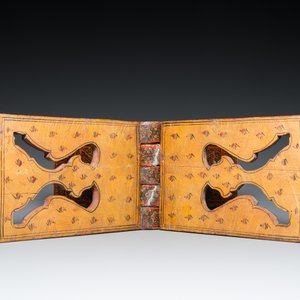 Een beschilderde en gelakte houten koranstandaard en een dekseldoos, Qajar, Perzië, 19e eeuw — foto 7