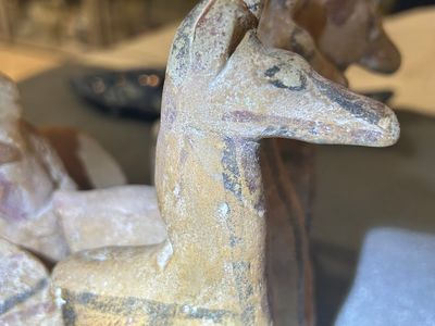 Een beschilderde terracotta groep met paarden die een kar trekken, Cyprus, ca. 8e eeuw v.C. — foto 2