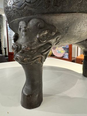 Een bijzonder Chinees bronzen 'taotie' wierookvat op drie poten en met houten deksel, Ming — foto 11