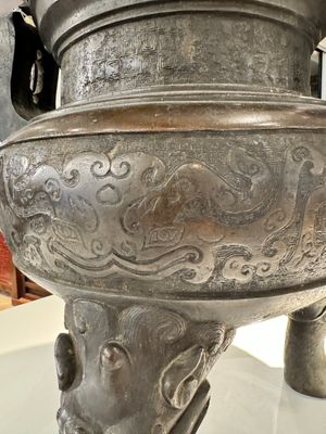 Een bijzonder Chinees bronzen 'taotie' wierookvat op drie poten en met houten deksel, Ming — foto 12