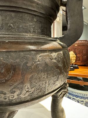 Een bijzonder Chinees bronzen 'taotie' wierookvat op drie poten en met houten deksel, Ming — foto 14