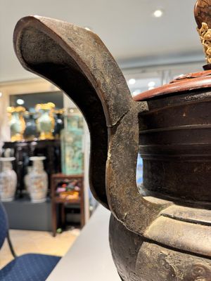 Een bijzonder Chinees bronzen 'taotie' wierookvat op drie poten en met houten deksel, Ming — foto 6