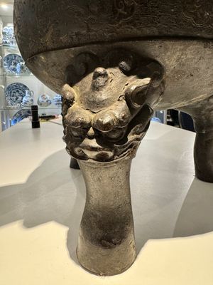 Een bijzonder Chinees bronzen 'taotie' wierookvat op drie poten en met houten deksel, Ming — foto 8