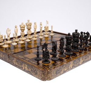 Een bijzonder Chinees lakwerk schaak- en backgammonbord met ivoren spelstukken, 19e eeuw — foto 1