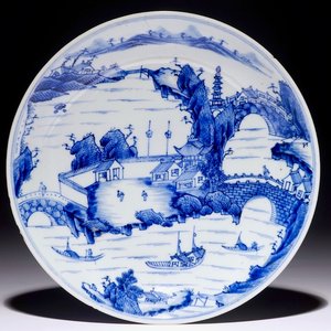 Een bijzonder fijn Chinees blauw-wit bord met landschapsdecor, Kangxi, ca. 1670 — foto 1