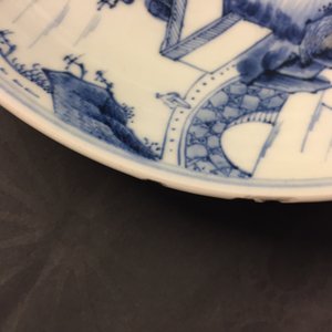 Een bijzonder fijn Chinees blauw-wit bord met landschapsdecor, Kangxi, ca. 1670 — foto 6