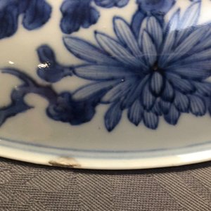 Een bijzonder fijn Chinees blauw-wit bord met landschapsdecor, Kangxi, ca. 1670 — foto 8