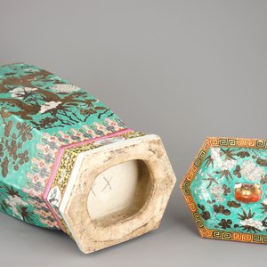 Een bijzonder groot paar Chinese hexagonale dekselvazen met draken op een turquoise grond, 19e eeuw — foto 3
