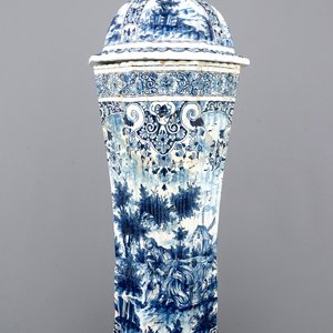 Een bijzonder grote blauw-witte Delftse vaas met deksel, vroeg 19e — foto 1