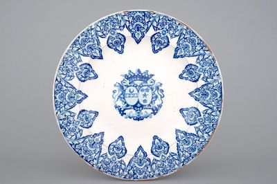 Een bijzonder grote blauw-witte wapenschotel Rouen, 19e eeuw
