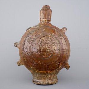 Een bijzonder grote pelgrimsfles met wapenschild, Raeren, ca. 1600 — foto 1