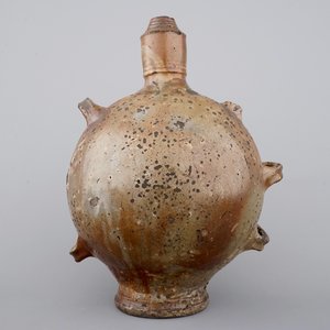 Een bijzonder grote pelgrimsfles met wapenschild, Raeren, ca. 1600 — foto 3