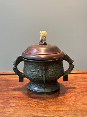 Een bijzondere Chinese archaïstische bronzen wierookvat met houten deksel, 'gui', Song — foto 1