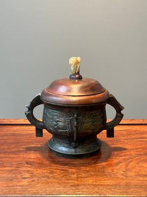 Een bijzondere Chinese archaïstische bronzen wierookvat met houten deksel, 'gui', Song — foto 3