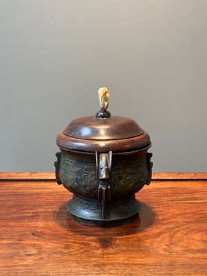 Een bijzondere Chinese archaïstische bronzen wierookvat met houten deksel, 'gui', Song — foto 4