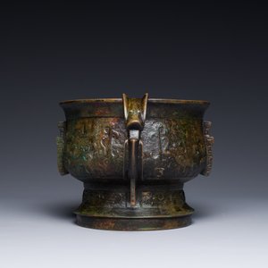 Een bijzondere Chinese archaïstische bronzen wierookvat met houten deksel, 'gui', Song — foto 3