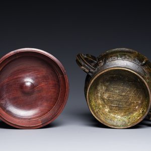 Een bijzondere Chinese archaïstische bronzen wierookvat met houten deksel, 'gui', Song — foto 7