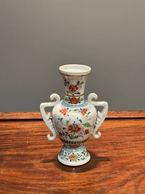 Een bijzondere Chinese export famille rose vaas met floraal decor, Qianlong — foto 1