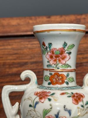 Een bijzondere Chinese export famille rose vaas met floraal decor, Qianlong — foto 6